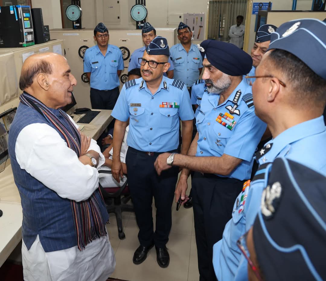 बेंगलुरु में इंस्टीट्यूट ऑफ एयरोस्पेस मेडिसिन  के दौरे पर एयर वारियर्स संग हुई प्रेरणादायक बातचीत – रक्षा मंत्री राजनाथ सिंह